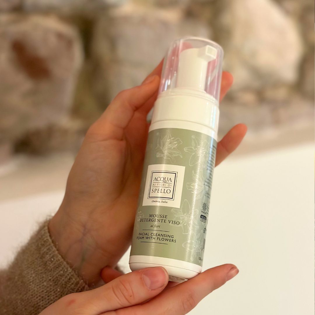 NOVITÀ
Mousse Detergente Viso 150ml
Utilizzarla sia la mattina che la sera massaggiando delicatamente e risciacquarla con acqua tiepida. Dermatologicamente testata e non irrita gli occhi. Grazie alla sua texture leggerissima e delicata rimuove le impurità