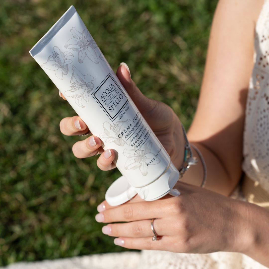 CORPO
Crema Corpo Nutriente 200ml
Dona elasticità e nutrizione profonda con la nostra crema corpo dal profumo di prati fioriti.