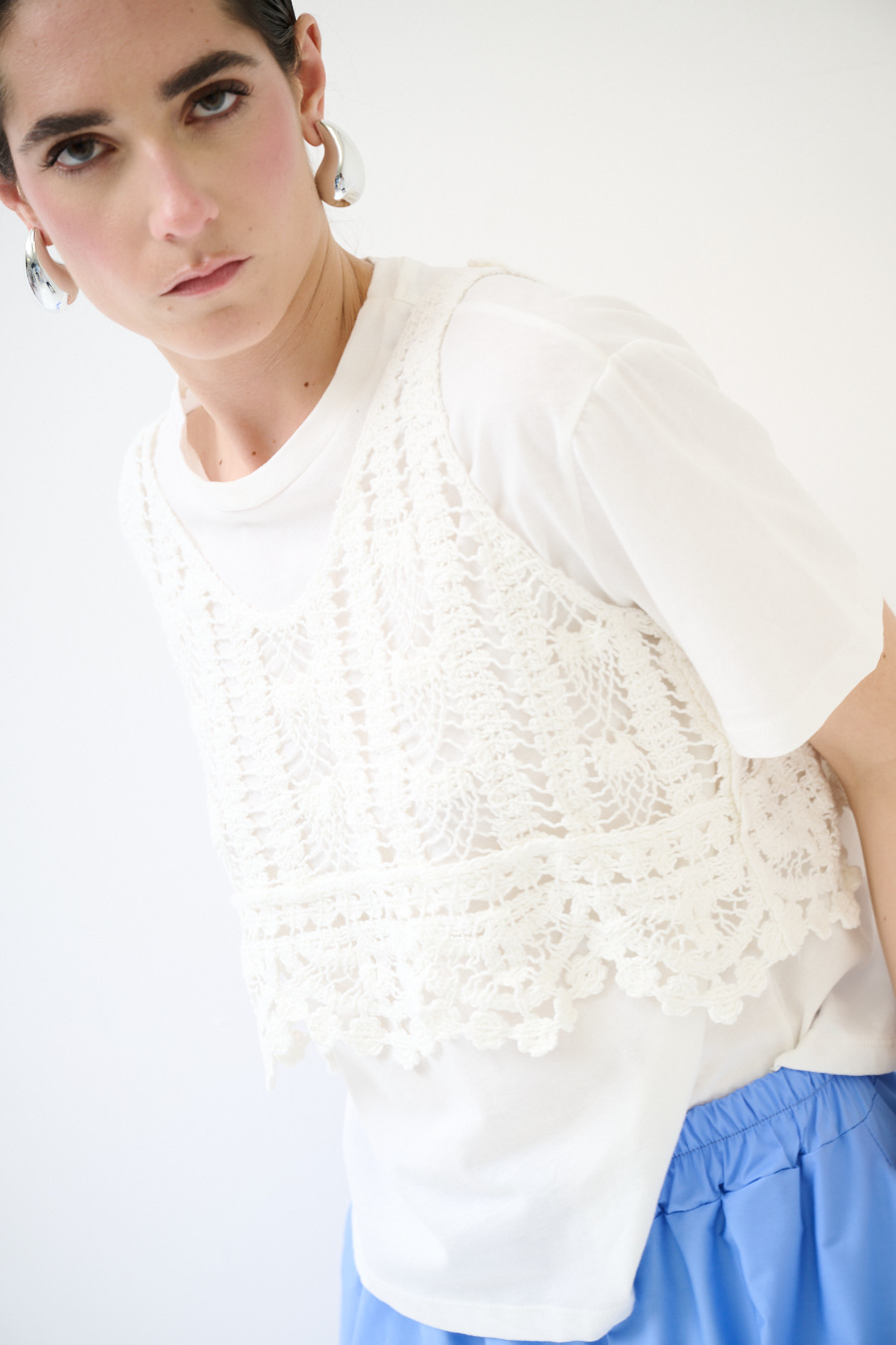 T shirt over con top macrame panna