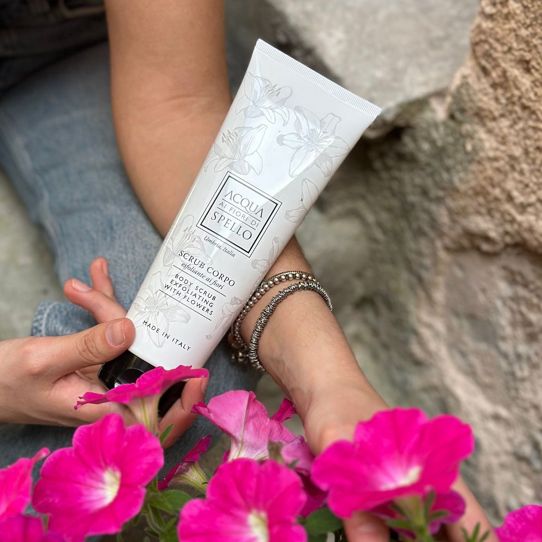 SCRUB CORPO
Scrub Corpo Esfoliante ai Fiori
Dona elasticità e nutrizione profonda con la nostra crema corpo dal profumo di prati fioriti.