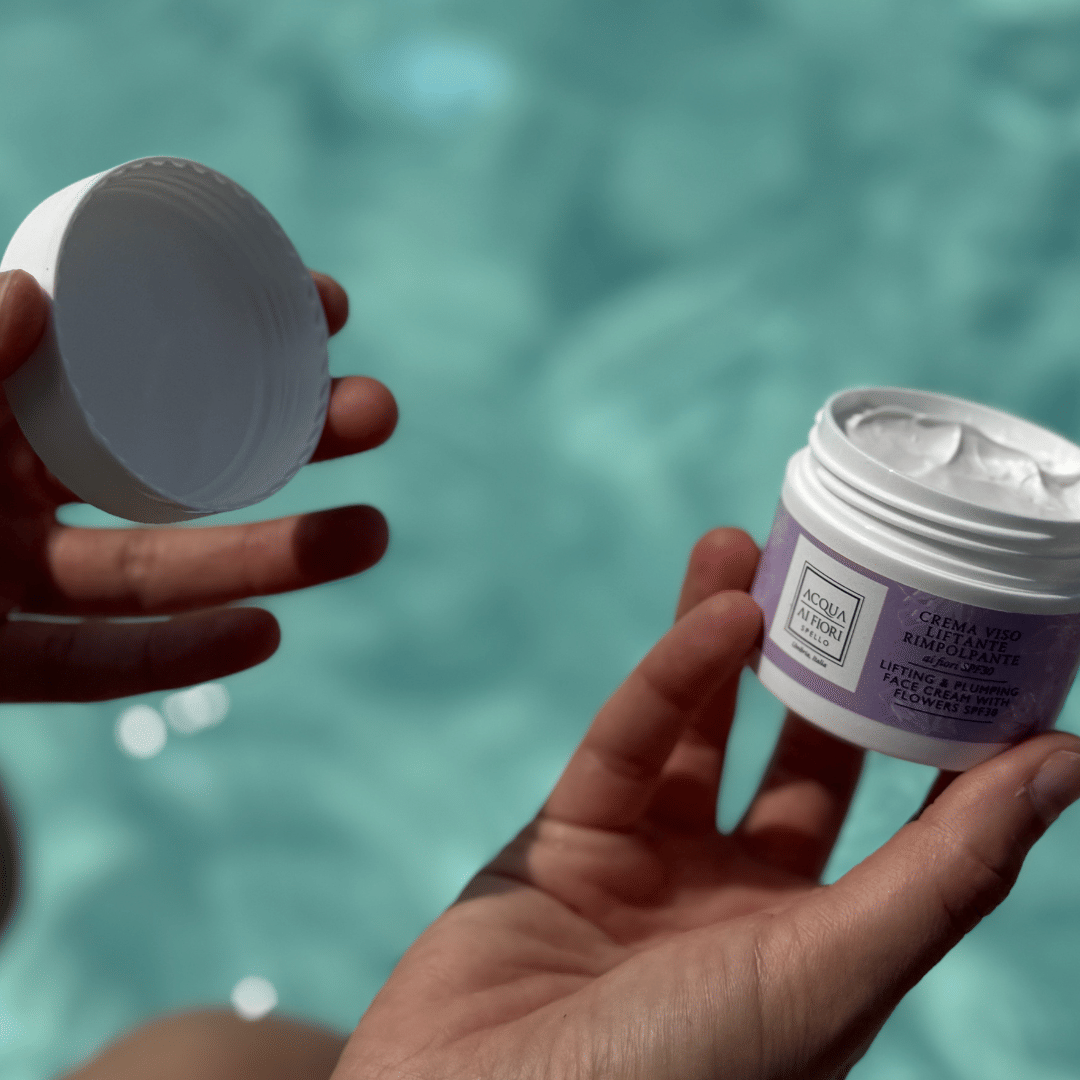 NOVITÀ
Crema Viso Liftante Rimpolpante ai Fiori SPF30 50ml
Crema viso ad azione liftante e rimpolpante, ideale per contrastare i segni del tempo con fattore di protezione SPF 30.