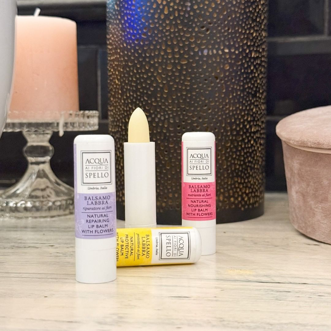 Balsamo Labbra ai Fiori 4,5ml
Balsamo Labbra ultra nutriente ai fiori che lascia le labbra super luminose, protette e nutrite in profondità.