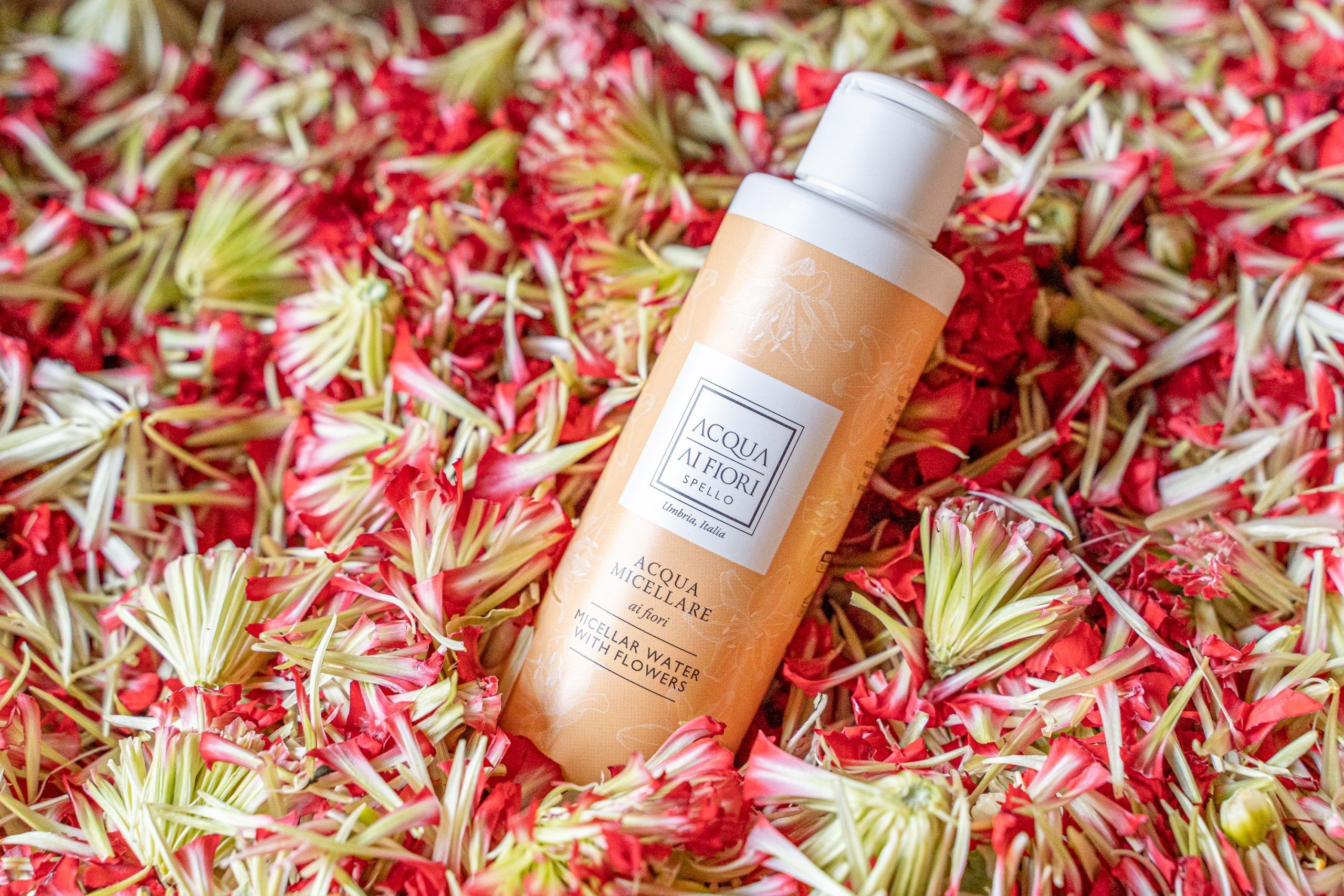 Acqua Micellare ai Fiori 150ml
Applicare su un dischetto di cotone e passare su viso e occhi. Risciacquare con acqua tiepida. Ideale per l’uso quotidiano, mattina e sera.