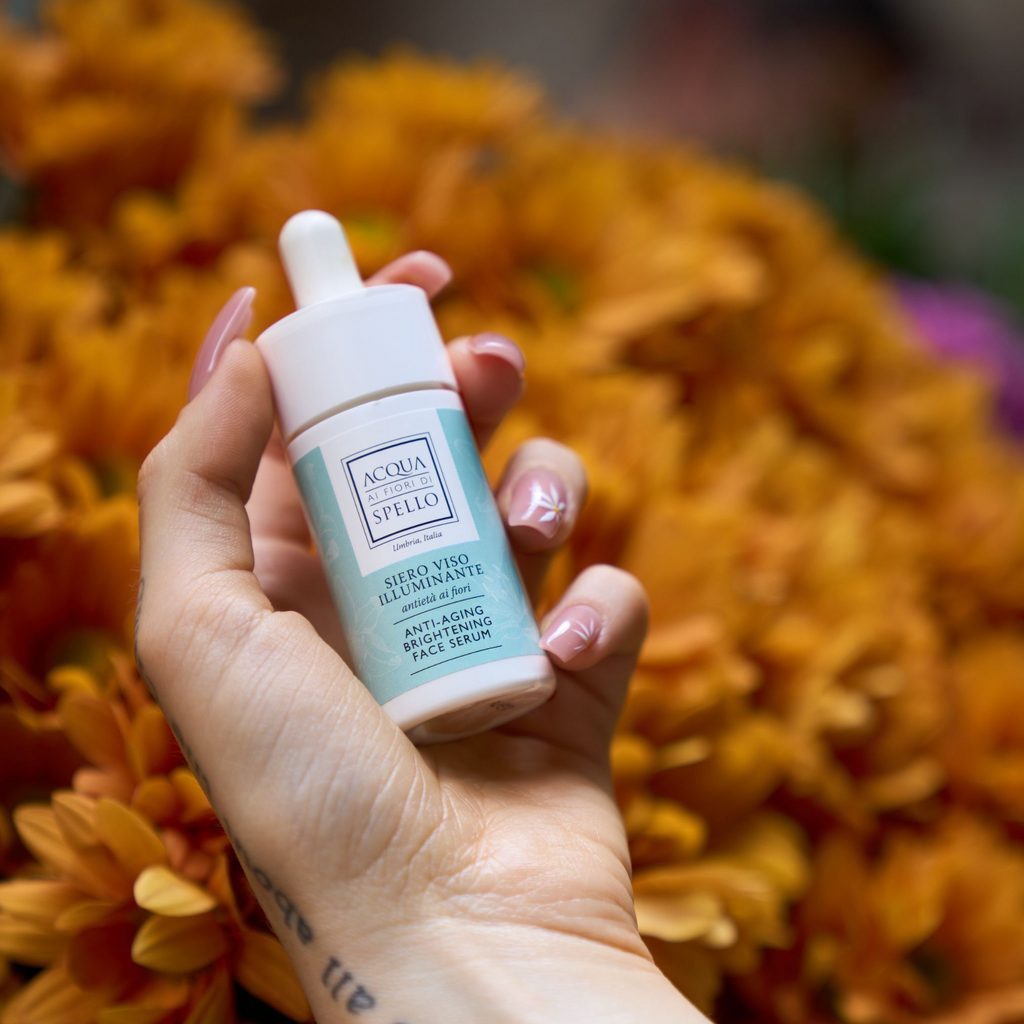 Siero Viso Illuminante Antietà ai Fiori 30ml
Adatta a tutti i tipi di pelle e può essere inclusa nella tua routine sia al mattino che alla sera, regalandoti una sensazione di freschezza e benessere ad ogni applicazione.