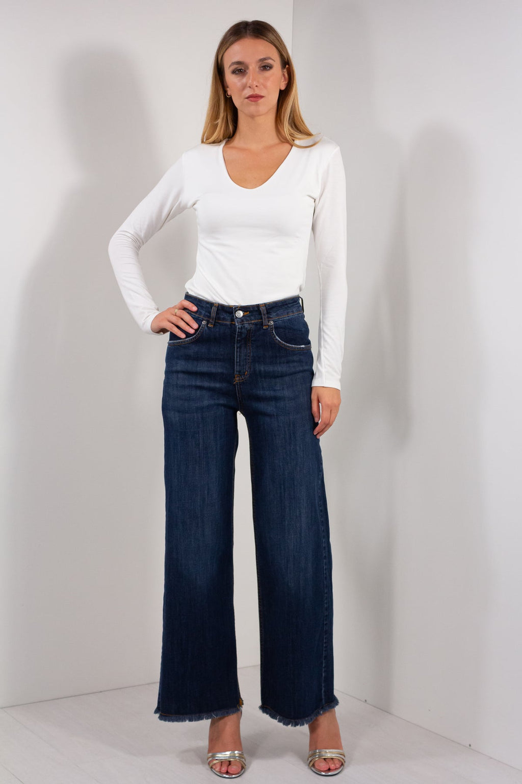 JEANS WIDE LEG SFRANGIATO