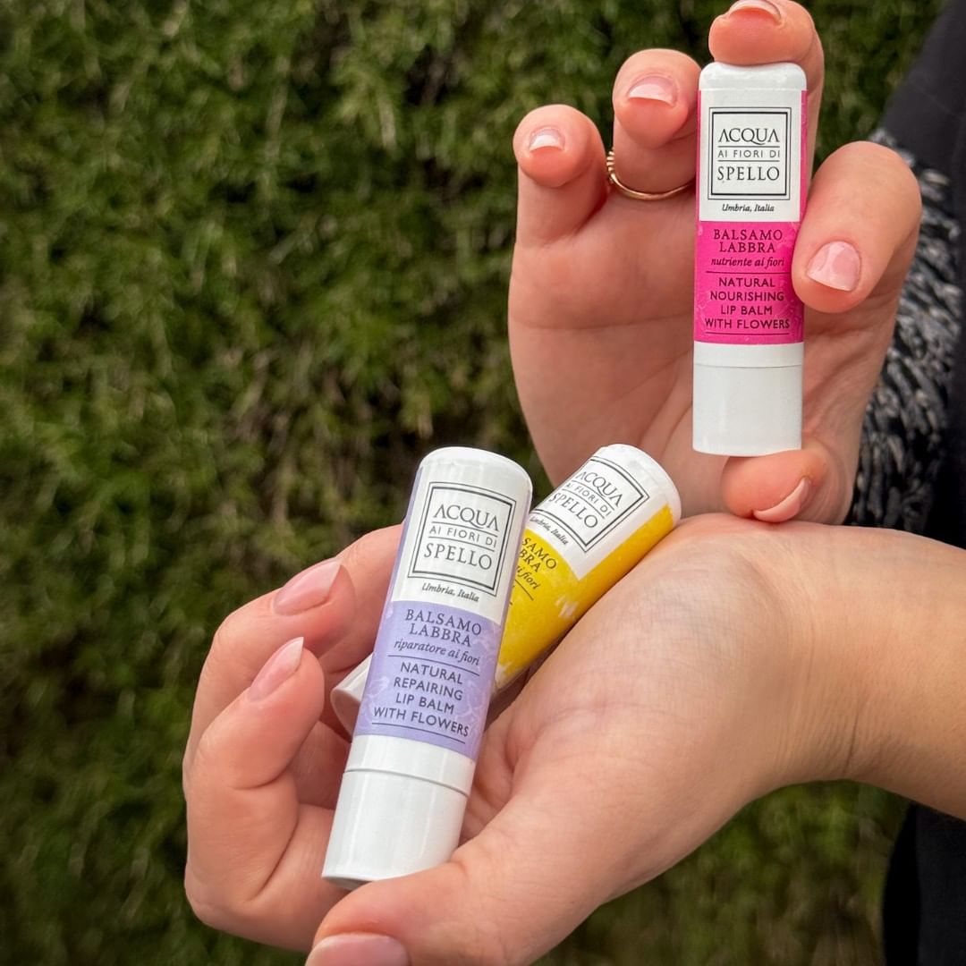 Balsamo Labbra ai Fiori 4,5ml
Balsamo Labbra ultra nutriente ai fiori che lascia le labbra super luminose, protette e nutrite in profondità.