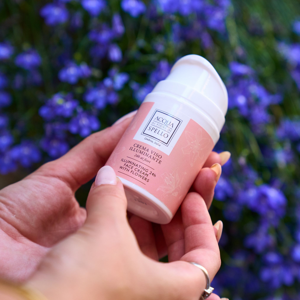 Crema Viso Illuminante 24h ai Fiori 50ml
Adatta a tutti i tipi di pelle e può essere inclusa nella tua routine sia al mattino che alla sera, regalandoti una sensazione di freschezza e benessere ad ogni applicazione.