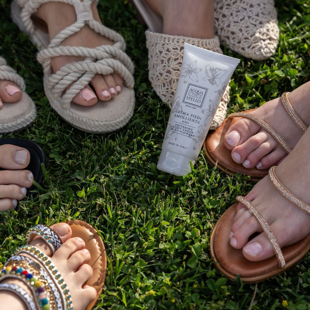 CREMA PIEDI EMOLLIENTE
Crema Piedi Emolliente Ai Fiori 75 ml
Assorbimento rapido, piedi morbidi e nutriti in profondità al profumo dei Fiori.