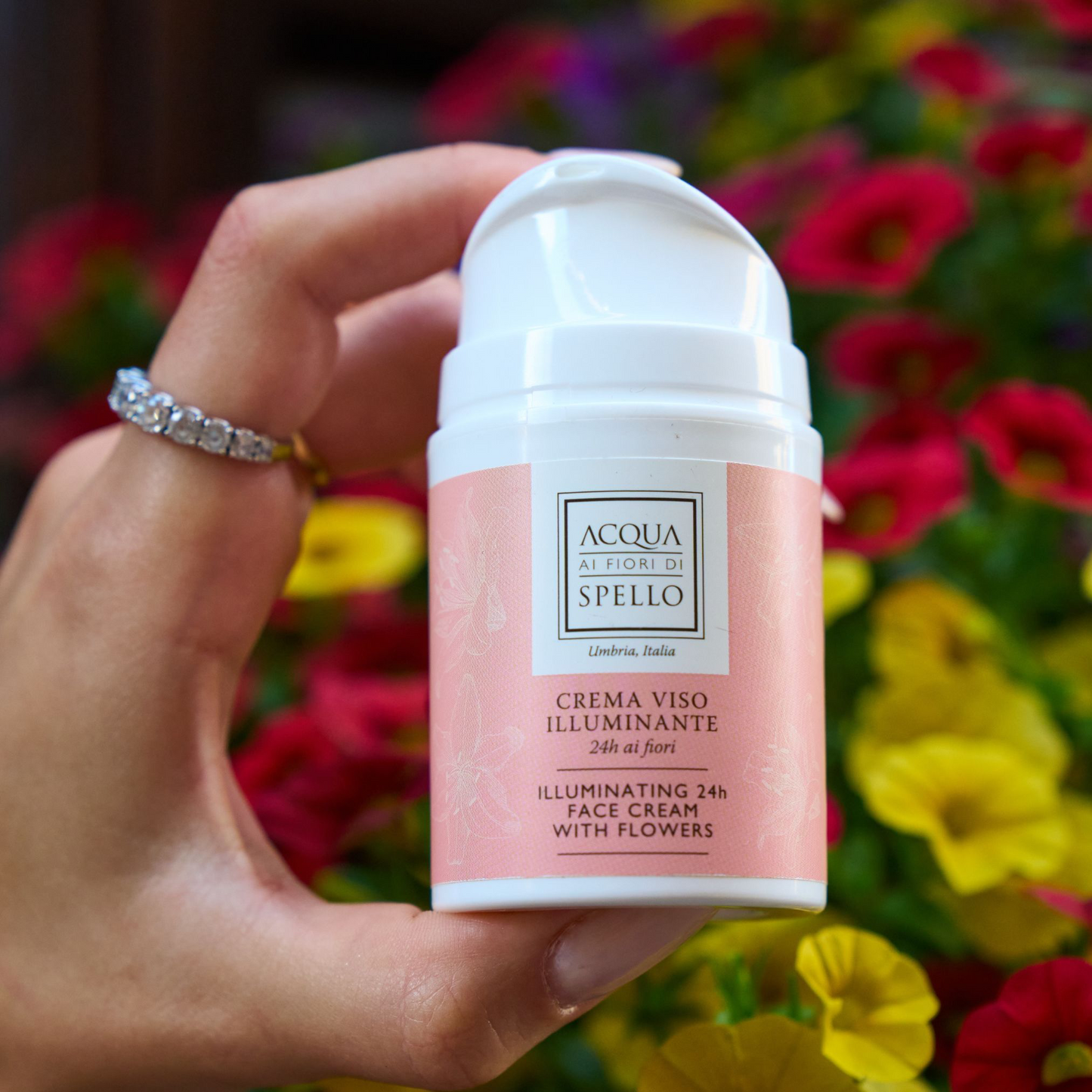 NOVITÀ
Crema Viso Illuminante 24h ai Fiori 50ml
Adatta a tutti i tipi di pelle e può essere inclusa nella tua routine sia al mattino che alla sera, regalandoti una sensazione di freschezza e benessere ad ogni applicazione.