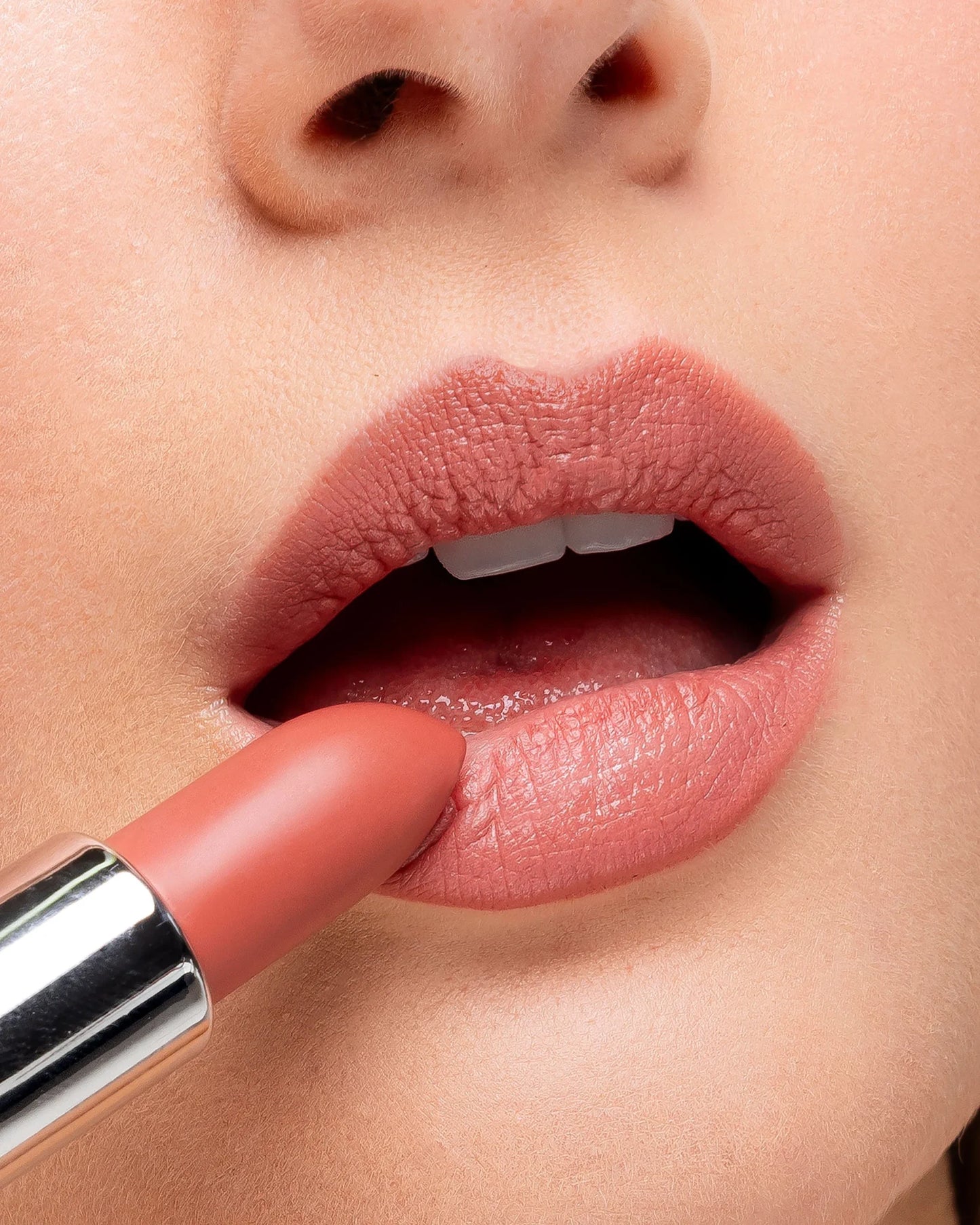 KISS ME – The real velvet lipstick