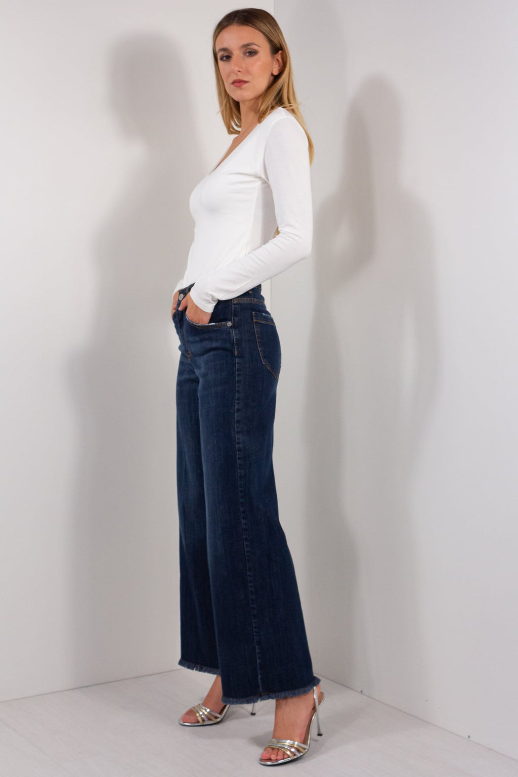 JEANS WIDE LEG SFRANGIATO