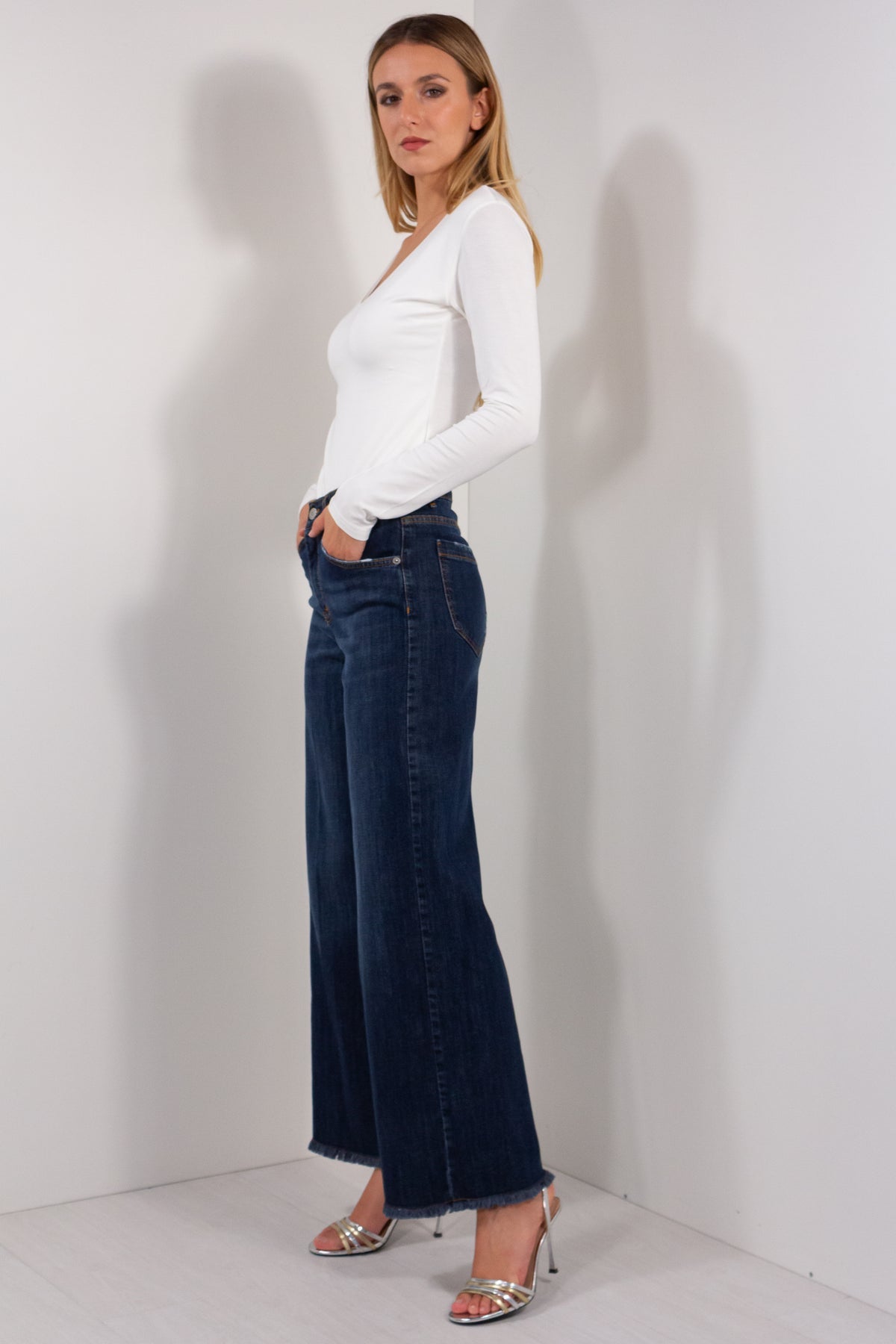 JEANS WIDE LEG SFRANGIATO